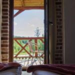 Camera tripla cu vedere spre curte