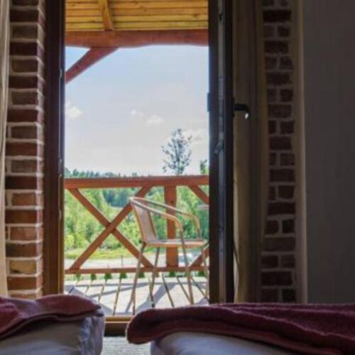 Camera tripla cu vedere spre curte