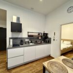 Apartman se sprchou s privátní koupelnou mimo apartmán pro 3 os.