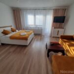 Apartament 6-osobowy z balkonem z własną kuchnią z 2 pomieszczeniami sypialnianymi (możliwa dostawka)