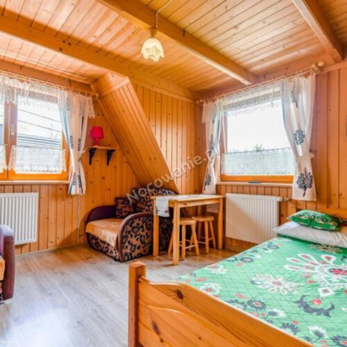 Camera cvadrupla la etaj cu vedere spre munte