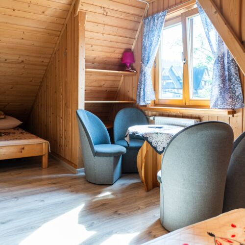 Camera cvadrupla la mansardă cu vedere spre munte