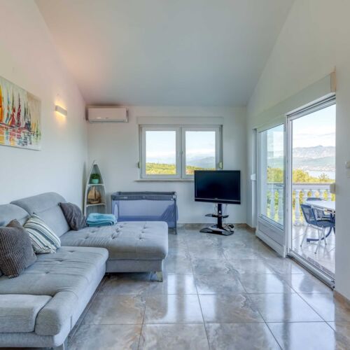 Balcony Holiday Home for 8 Persons air Conditioned