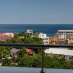 Camera tripla cu vedere spre mare