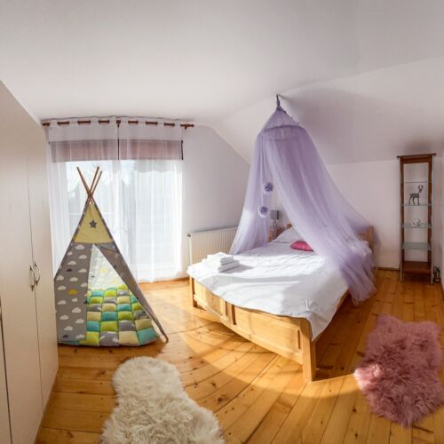 Cabană cu vedere spre pădure cu vedere spre grădină pentru 10 pers. (se inchirieaza doar integral)