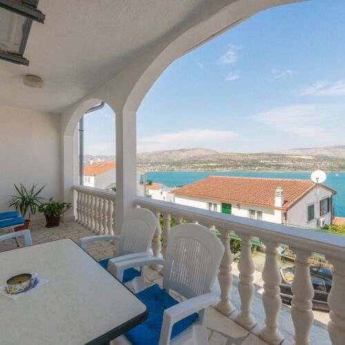 Apartament cu aer condiționat cu vedere spre mare cu 3 camere pentru 5 pers.