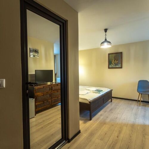 Pokoj s manželskou postelí s výhledem do zahrady 