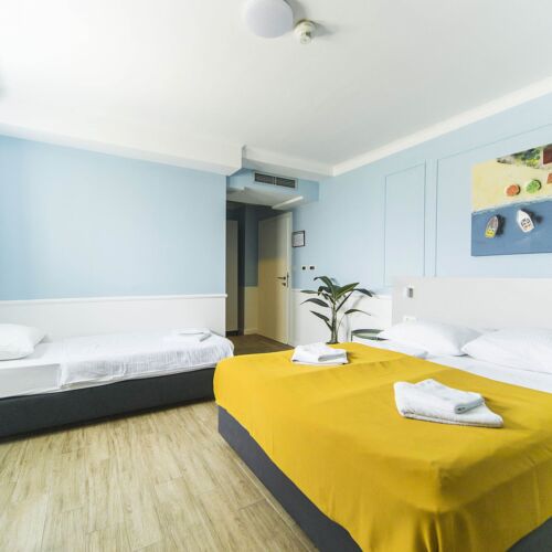 Camera tripla economy