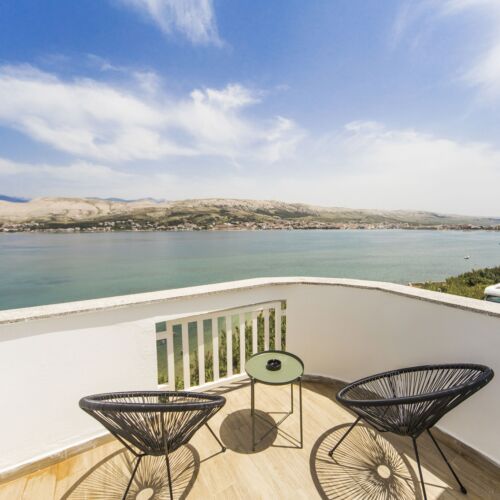 Camera cvadrupla cu balcon cu vedere spre mare