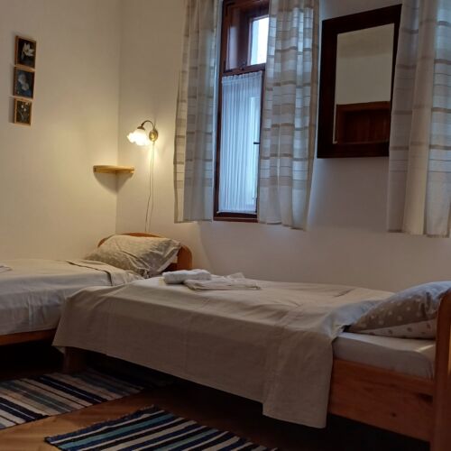 House mit Terasse und Aussicht auf die Berge