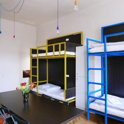 Camera single 1 pat într-un dormitor comun pentru 8 persoane