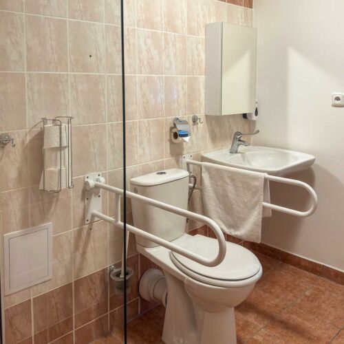 Pokoj se sprchou s vlastní kuchyňkou s manželskou postelí