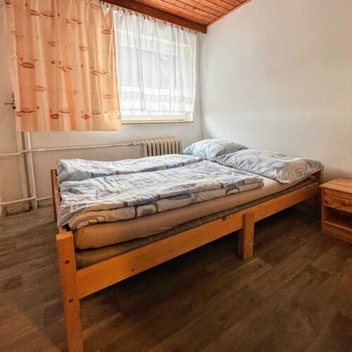 Dvoulůžkový pokoj se společnou koupelnou