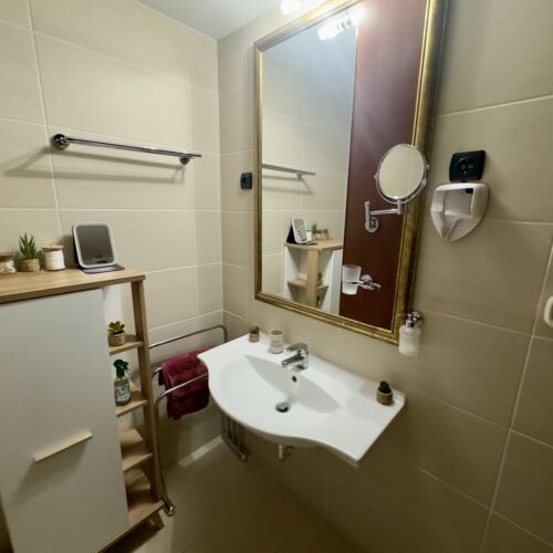 Apartament cu balcon cu vedere la port cu 3 camere pentru 5 pers.