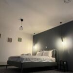 Dreibettzimmer mit Aussicht auf den Garten