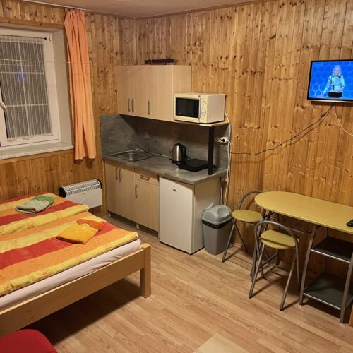 Apartman s vlastní kuchyňkou s privátní koupelnou mimo pokoj pro 2 os. s 1 ložnicí (s možností přistýlky)