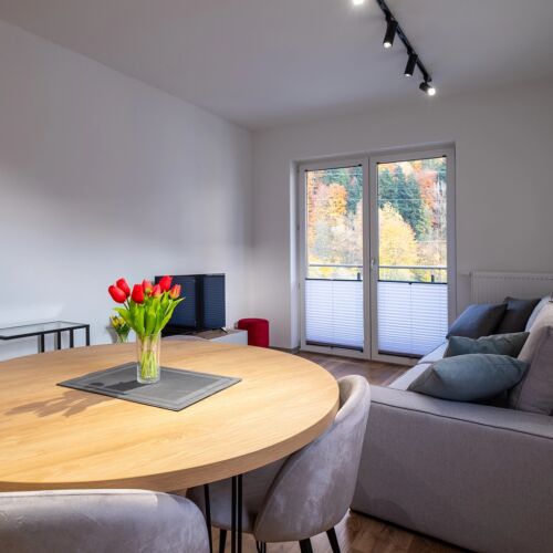 Apartament 4-osobowy z balkonem z 2 pomieszczeniami sypialnianymi