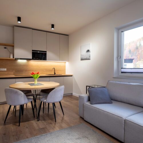 Apartament 4-osobowy z balkonem z 2 pomieszczeniami sypialnianymi