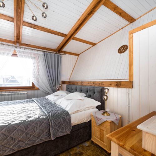 Apartament 3-osobowy na poddaszu Art z 2 pomieszczeniami sypialnianymi