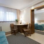 Apartman pro 3 os. s 1 ložnicí s výhledem do zahrady v suterénu (s možností přistýlky)