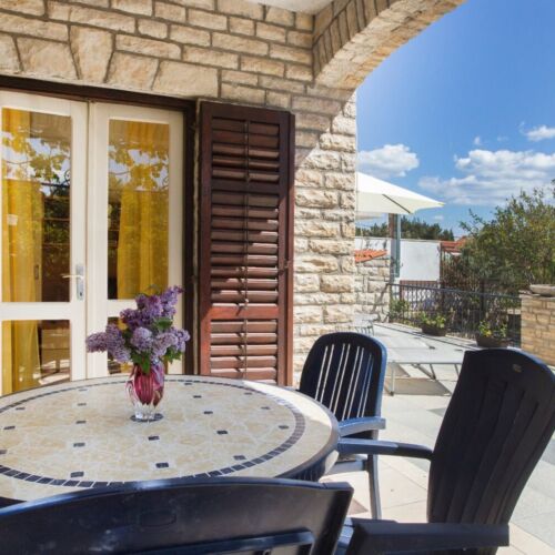 Apartament la parter cu aer condiționat cu 3 camere pentru 5 pers.