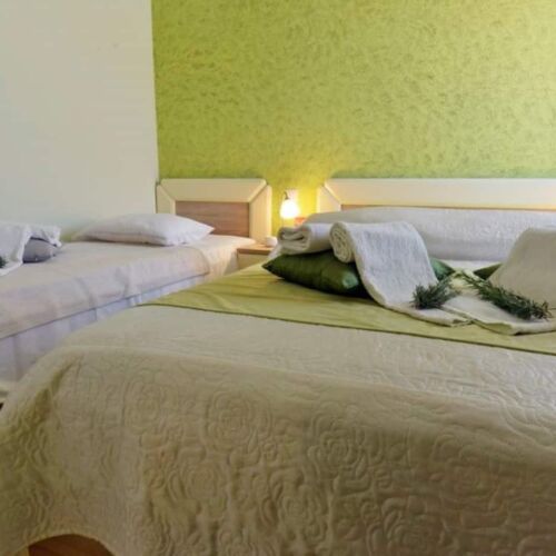 Na katu Klimatiziran dvokrevetna soba