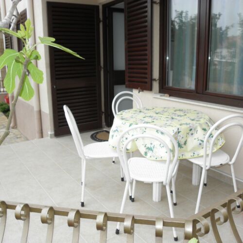 Prizemni Klimatiziran apartman za 5 osoba(e) sa 3 spavaće(om) sobe(om)