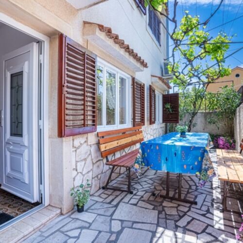 Apartament la parter cu aer condiționat cu 2 camere pentru 4 pers.