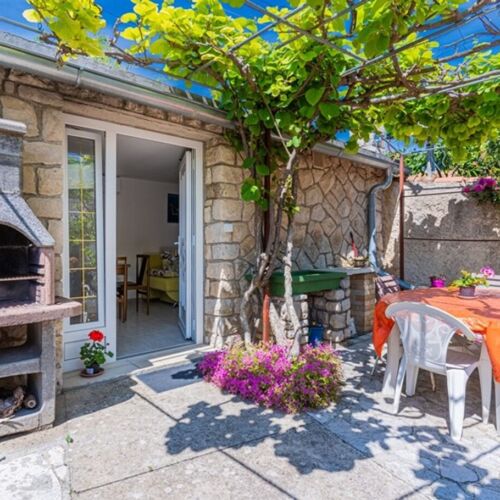 Apartament la parter cu aer condiționat cu 1 camera pentru 2 pers.