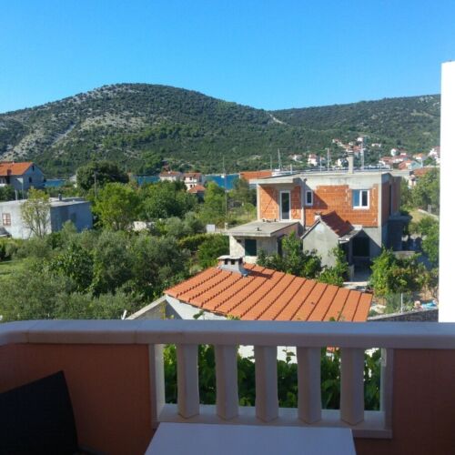 Upstairs 3-Room Air Conditioned Apartment for 5 Persons