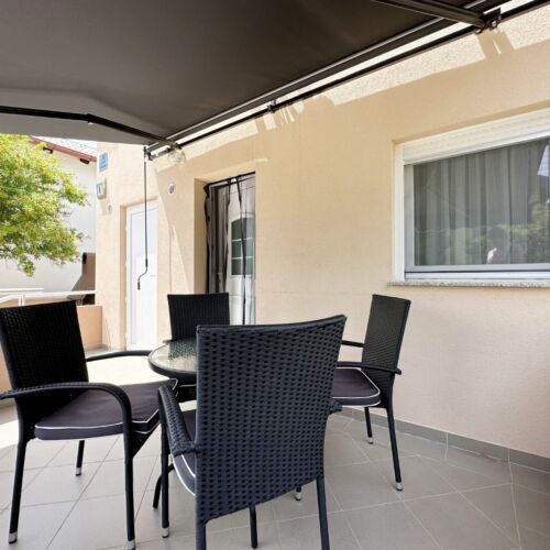 Apartament la parter cu vedere spre grădină cu 2 camere pentru 4 pers.