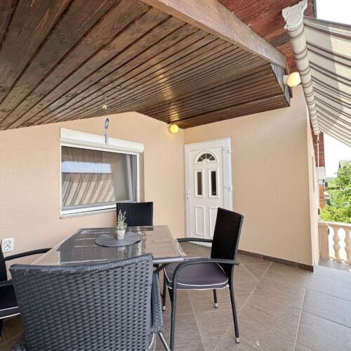 Apartament la etaj cu vedere spre grădină cu 2 camere pentru 4 pers.