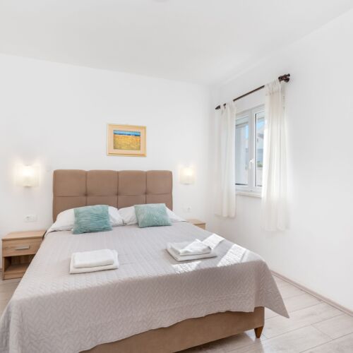 Apartament la parter cu aer condiționat cu 1 camera pentru 2 pers.