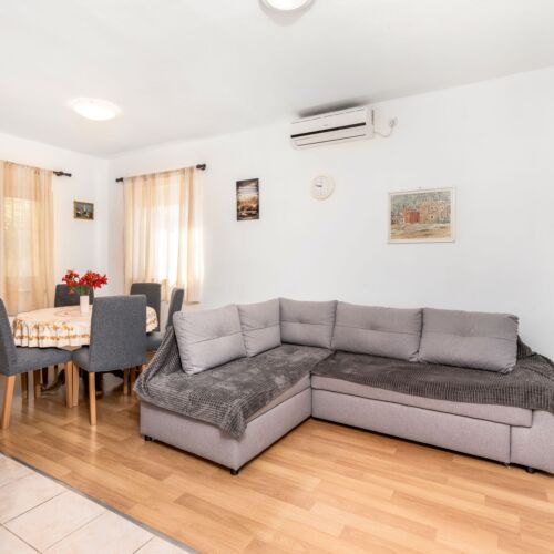 Apartament la parter cu aer condiționat cu 3 camere pentru 5 pers.