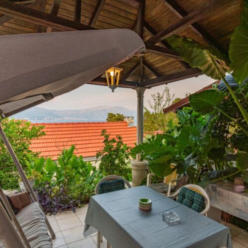 Apartament la parter cu aer condiționat cu 2 camere pentru 4 pers.