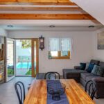 Apartman s klimatizací s terasou pro 5 os. se 2 ložnicemi K-23203