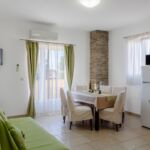 Apartman s klimatizací s balkónem pro 5 os. se 2 ložnicemi A-23587-b