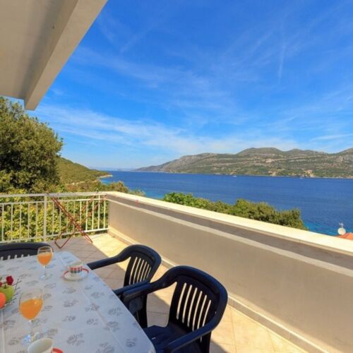 Apartament cu aer condiționat cu vedere spre mare cu 2 camere pentru 4 pers.