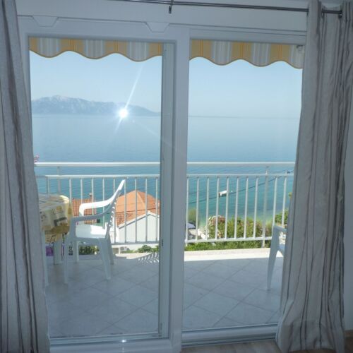 Apartament cu aer condiționat cu vedere spre mare cu 2 camere pentru 4 pers.