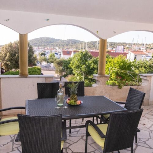 Apartament 6-osobowy z klimatyzacją na parterze z 3 pomieszczeniami sypialnianymi