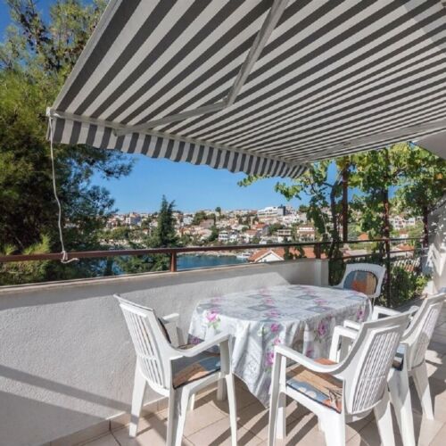 Apartament cu aer condiționat cu vedere spre mare cu 4 camere pentru 5 pers.