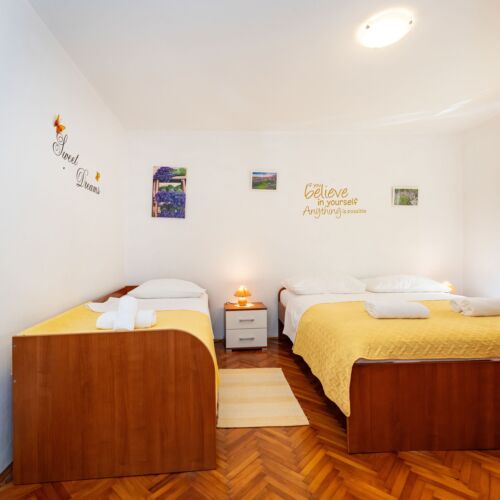 Apartament la parter cu aer condiționat cu 2 camere pentru 5 pers.