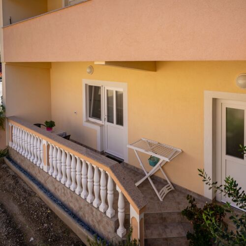 Apartament la parter cu aer condiționat cu 2 camere pentru 3 pers.