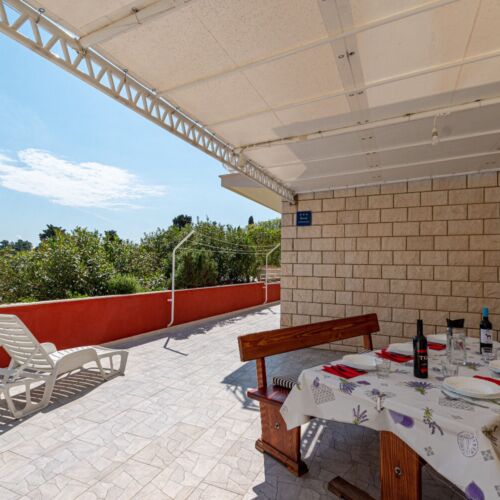 Apartament la parter cu aer condiționat cu 3 camere pentru 6 pers.