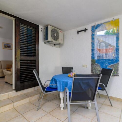 Apartament la parter cu vedere spre grădină cu 2 camere pentru 4 pers.