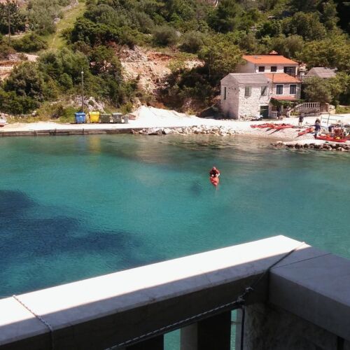 Apartament cu aer condiționat cu vedere spre mare cu 2 camere pentru 4 pers.