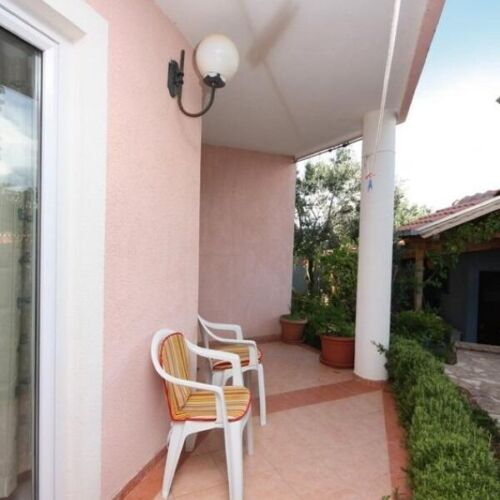 Apartament 4-osobowy z klimatyzacją na parterze z 3 pomieszczeniami sypialnianymi