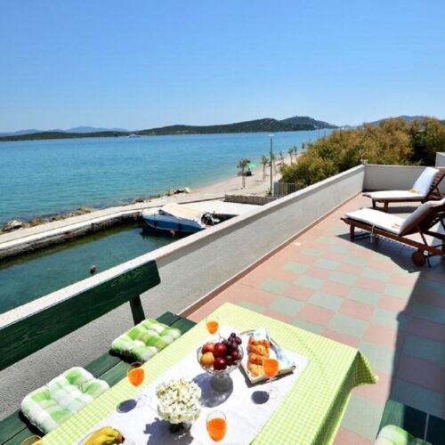 Apartament cu aer condiționat cu vedere spre mare cu 3 camere pentru 7 pers.