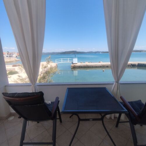 Apartament cu aer condiționat cu vedere spre mare cu 1 camera pentru 2 pers.