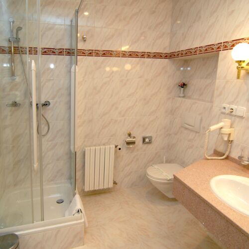 Camera tripla cu baie cu aer condiționat